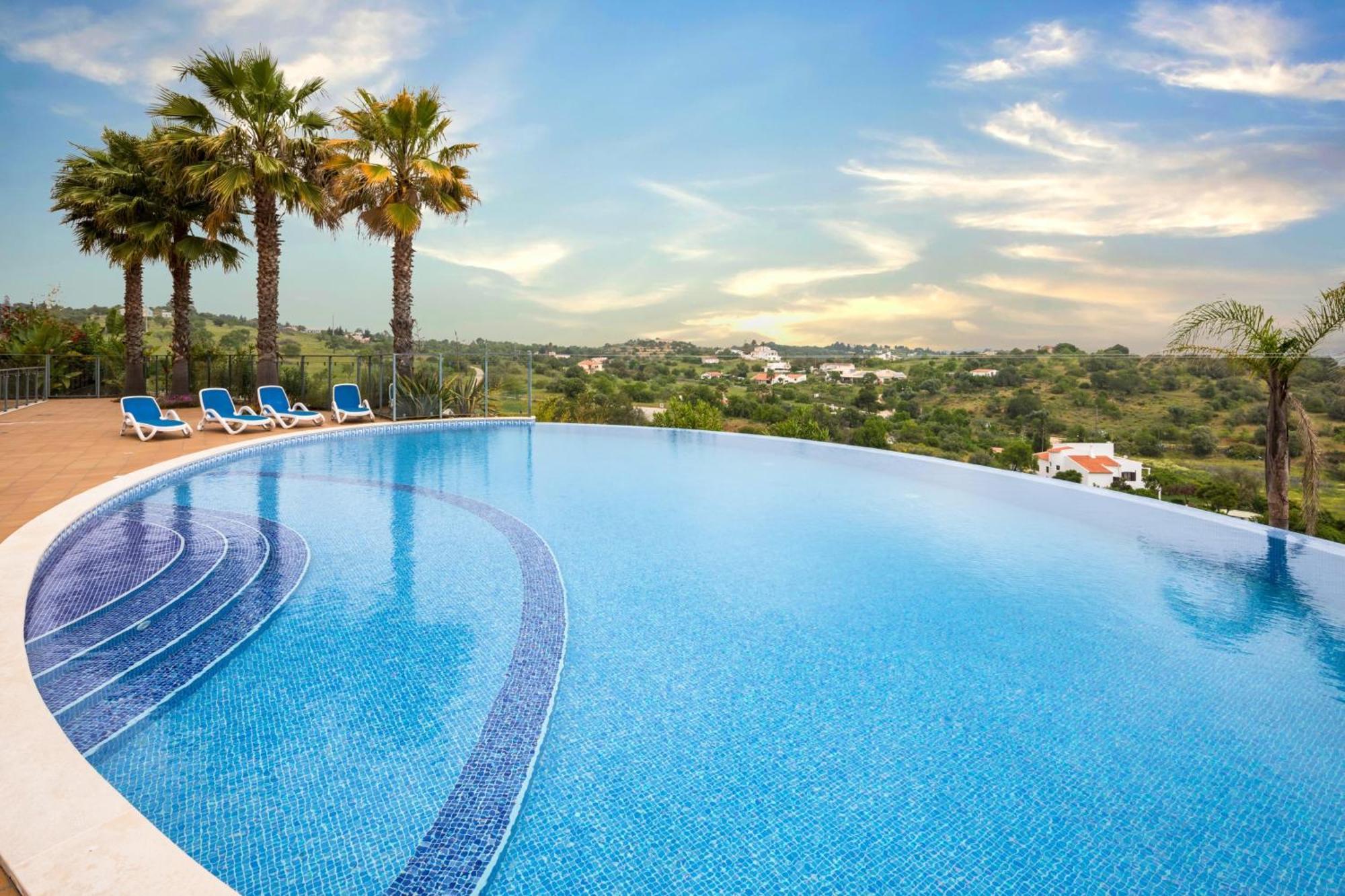 Modern With In-&outside Pool, Sauna&gym, Heating, Rooftop Terrace With Amazing Sea&mountains View Lagos