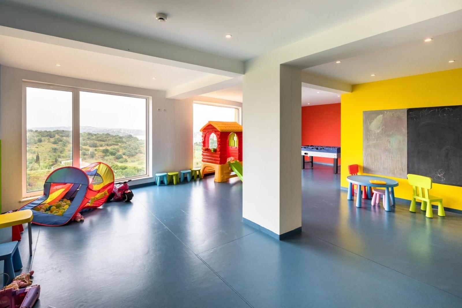 Modern With In-&outside Pool, Sauna&gym, Heating, Rooftop Terrace With Amazing Sea&mountains View Apartment Lagos