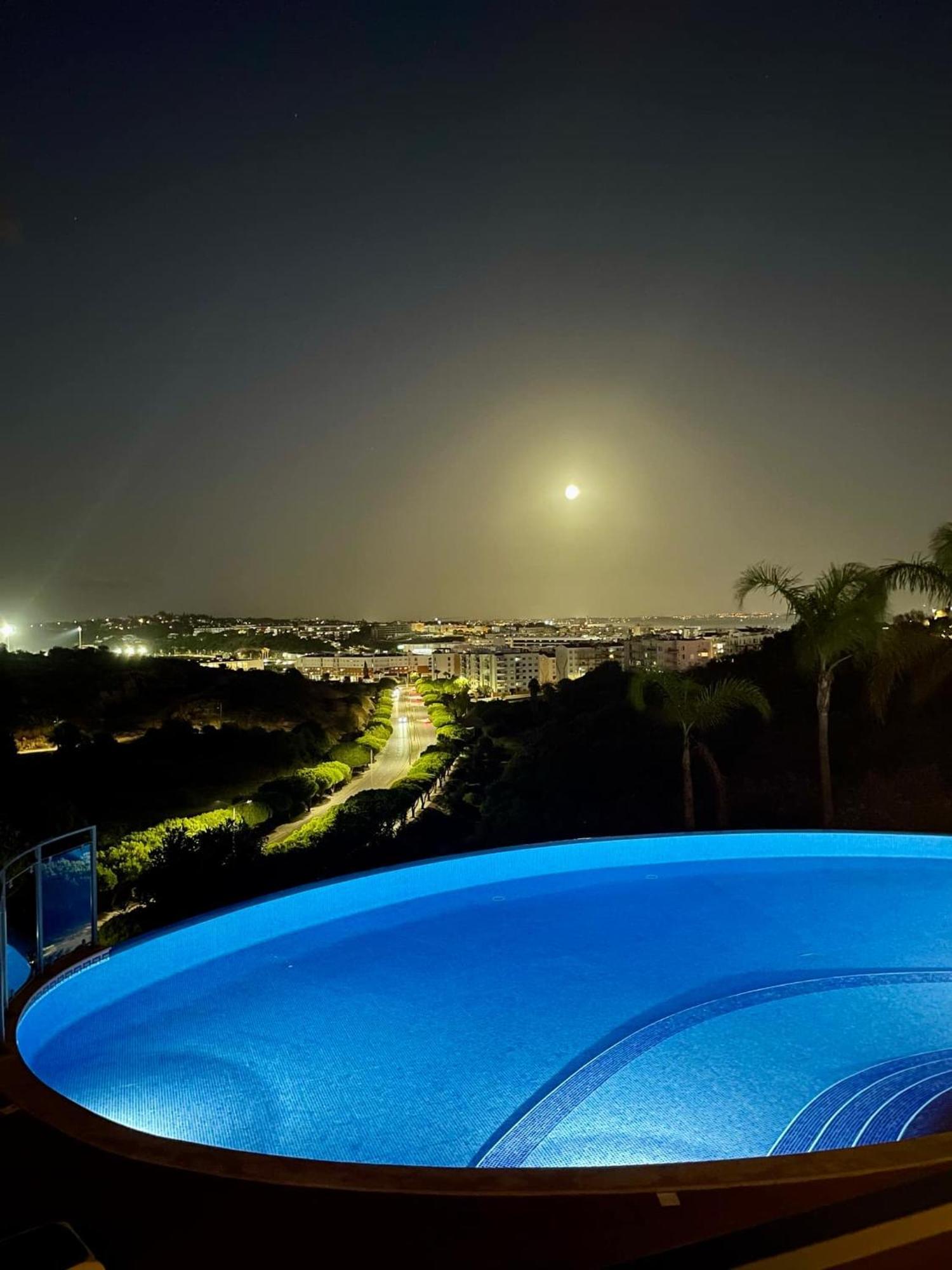 Modern With In-&outside Pool, Sauna&gym, Heating, Rooftop Terrace With Amazing Sea&mountains View Lagos